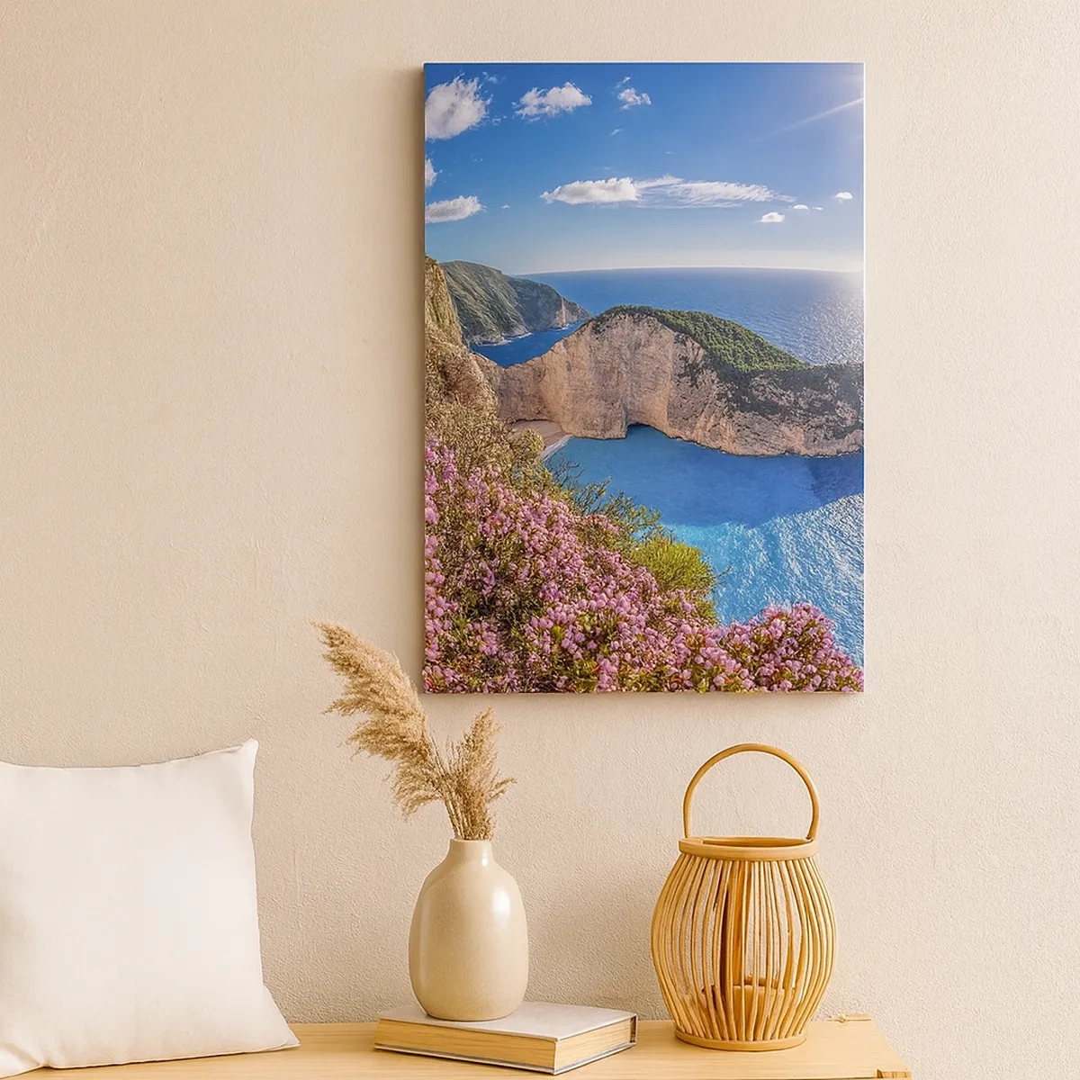 Bild auf Leinwand - Leinwandbild - Eine Klippe mit Blumen, ein türkisfarbenes Meer und eine sonnige griechische Landschaft - 50x70cm - Mein toller Griechenlandurlaub - Moderne Wanddekoration für Wohnzimmer und Schlafzimmer ARTTOR