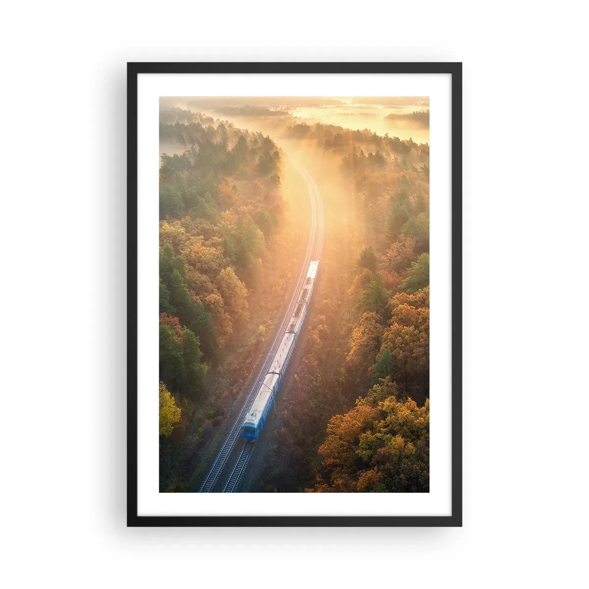 Poster in einem schwarzem Rahmen - Ein Zug, der in den Strahlen der aufgehenden Sonne durch einen herbstlichen Wald fährt - 50x70cm - Herbstreise - Moderne Wanddekoration für Wohnzimmer und Schlafzimmer ARTTOR
