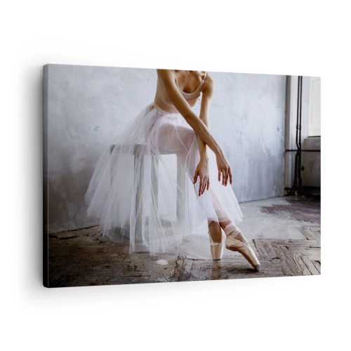Bild auf Leinwand - Leinwandbild - Eine Ballerina in zarter Pose vor industriellem Hintergrund - 70x50cm - Bevor die Rampe leuchtet - Moderne Wanddekoration für Wohnzimmer und Schlafzimmer ARTTOR