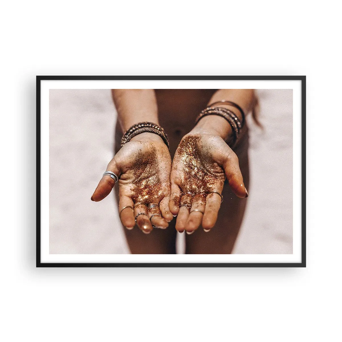 Poster in einem schwarzem Rahmen - Nahaufnahme von Händen mit Glitzer in warmen Farbtönen - 100x70cm - Ein Geschenk für dich - Moderne Wanddekoration für Wohnzimmer und Schlafzimmer ARTTOR