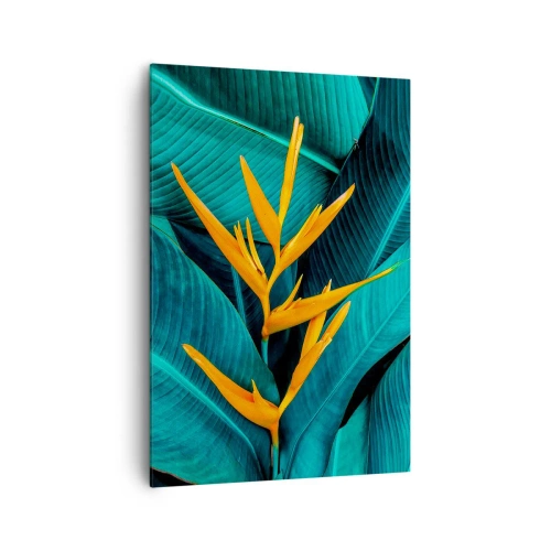 Bild auf Leinwand - Leinwandbild - Eine exotische Blume vor einem Hintergrund aus Bananenblättern in Türkistönen. - 70x100cm - Eden-Blume - Moderne Wanddekoration für Wohnzimmer und Schlafzimmer ARTTOR