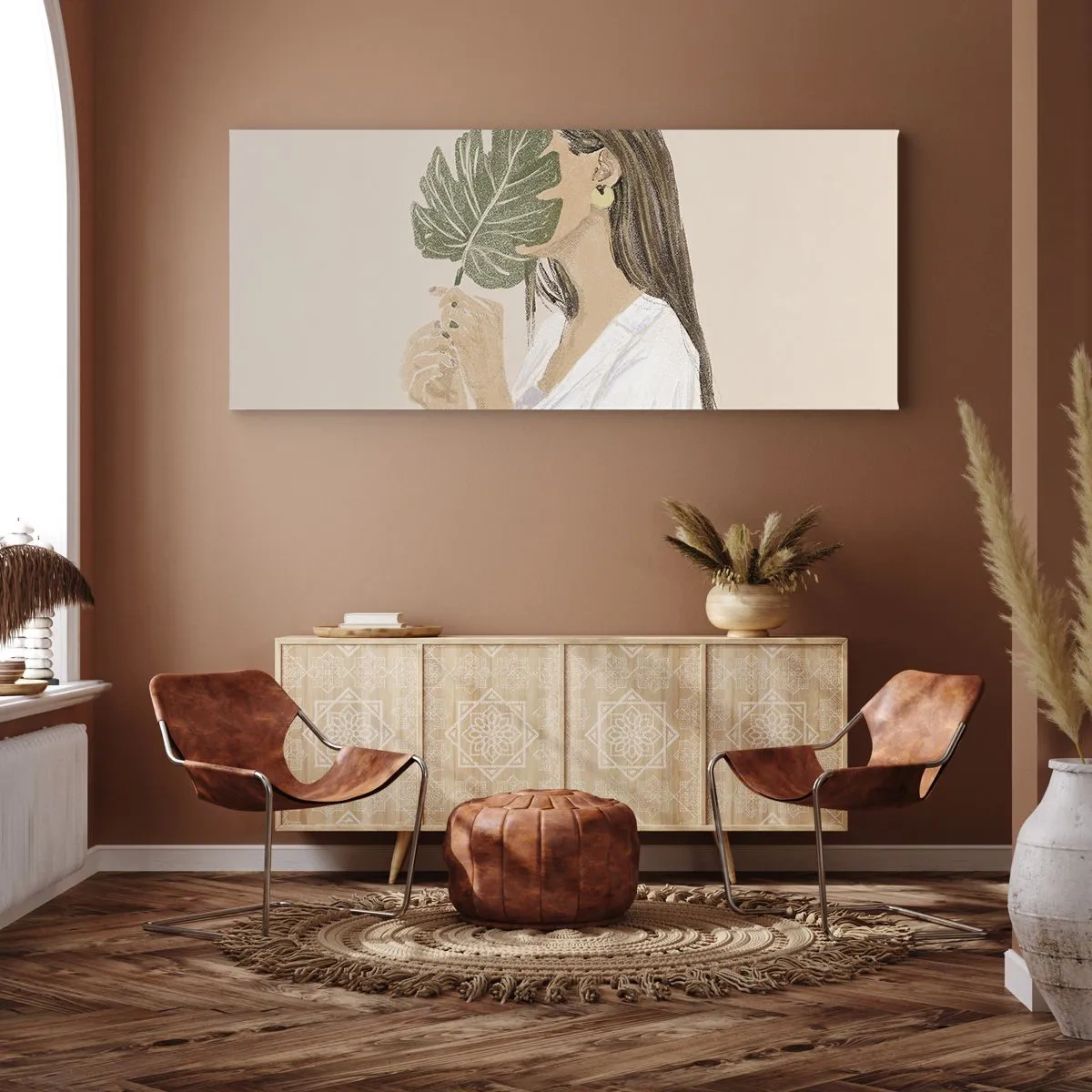 Bild auf Leinwand - Leinwandbild - Porträt einer Frau mit einem Monstera-Blatt auf beigem Hintergrund - 140x50cm - Geheimnisvolles Porträt mit Fächer - Moderne Wanddekoration für Wohnzimmer und Schlafzimmer ARTTOR