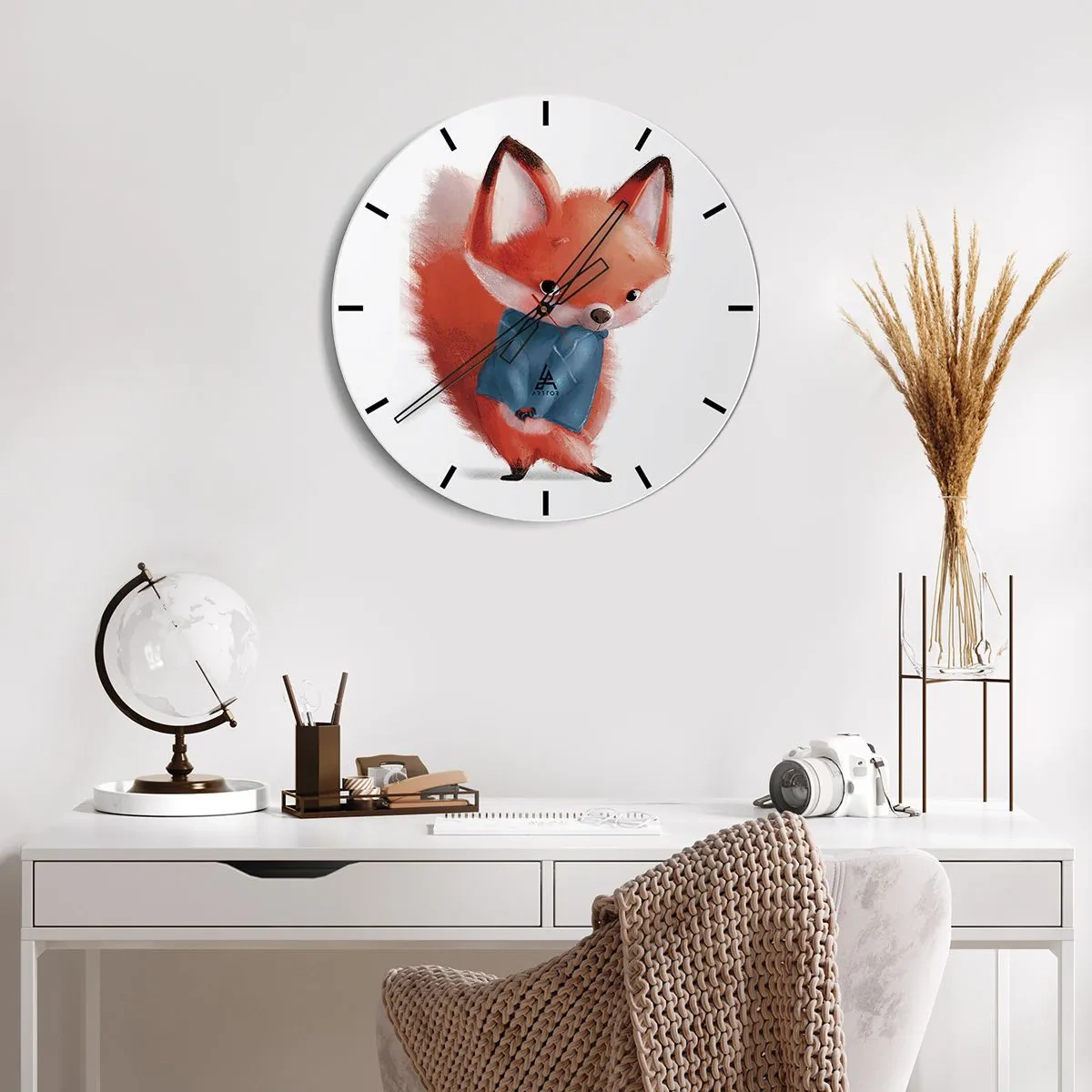 Wanduhr - Glasuhr - Ein süßer Fuchs in einem blauen Schal auf weißem Hintergrund - 30x30cm - Steht mir das gut? - Moderne Wanddekoration für Wohnzimmer, Küche und Schlafzimmer ARTTOR