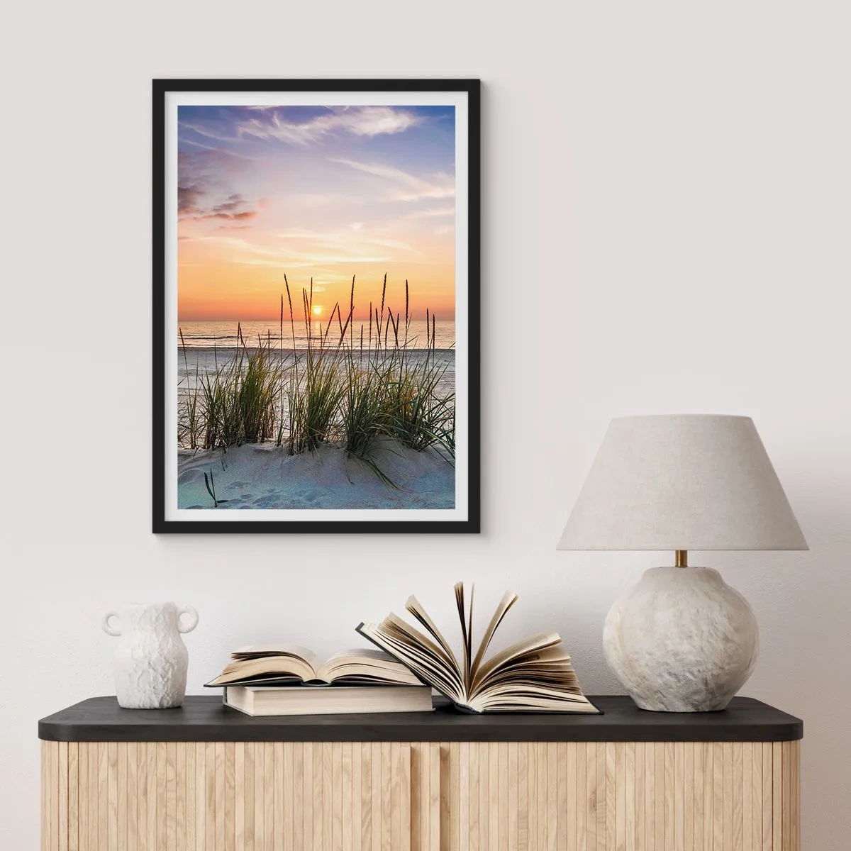 Poster in einem schwarzem Rahmen - Strand mit Vegetation bei Sonnenaufgang - 50x70cm - Schau, denk, fühl - Moderne Wanddekoration für Wohnzimmer und Schlafzimmer ARTTOR