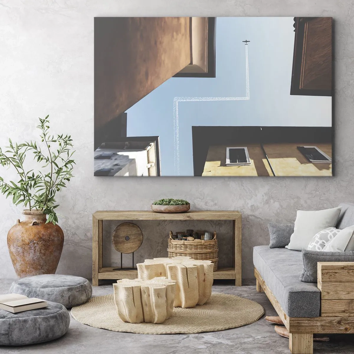 Bild auf Leinwand - Leinwandbild - Blick auf das Flugzeug und seine Spur am Himmel aus der Straßenperspektive - 70x50cm - Über dem Stadtlabyrinth - Moderne Wanddekoration für Wohnzimmer und Schlafzimmer ARTTOR