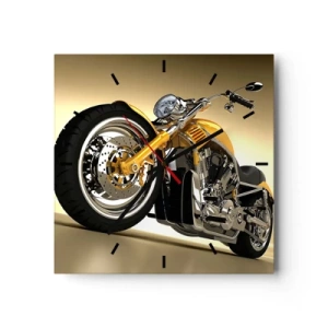 Wanduhr - Glasuhr - Ein gelbes Motorrad im Chopper-Stil vor einer beigen Wand - 30x30cm - Ein Traum von Kraft und Geschwindigkeit - Moderne Wanddekoration für Wohnzimmer und Schlafzimmer ARTTOR