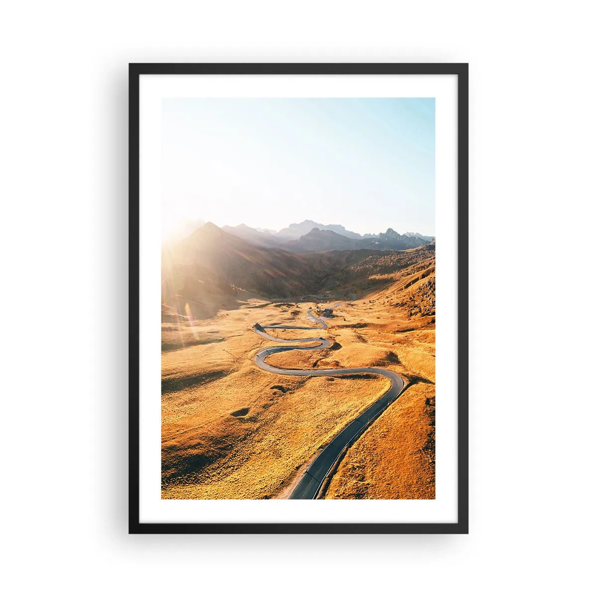 Poster in einem schwarzem Rahmen - Eine kurvenreiche Straße durch goldene, von der Sonne beleuchtete Felder - 50x70cm - In einem goldenen Tal - Moderne Wanddekoration für Wohnzimmer und Schlafzimmer ARTTOR