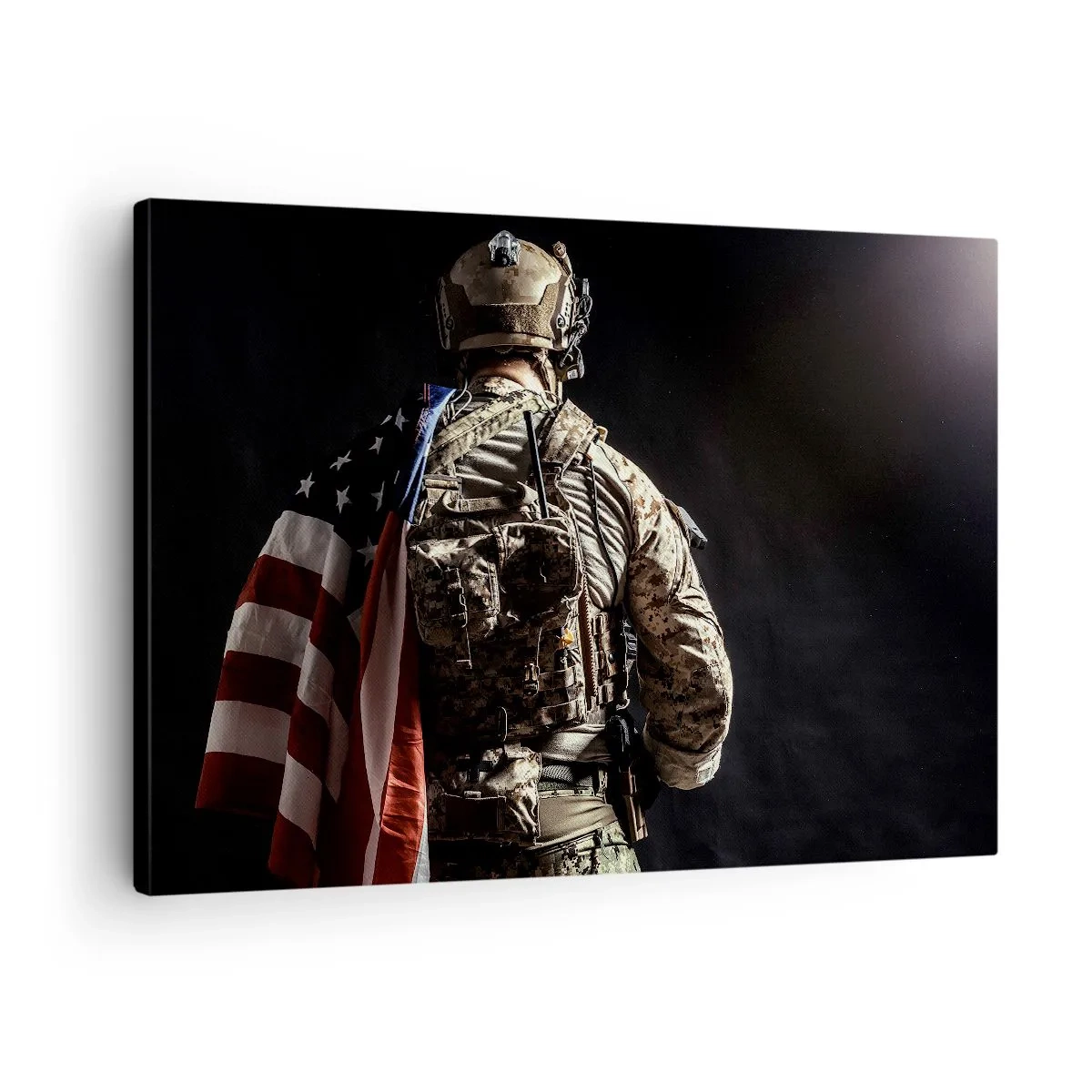 Bild auf Leinwand - Leinwandbild - Ein Soldat in Uniform mit einer Flagge vor dunklem Hintergrund - 70x50cm - Darum - Moderne Wanddekoration für Wohnzimmer und Schlafzimmer ARTTOR