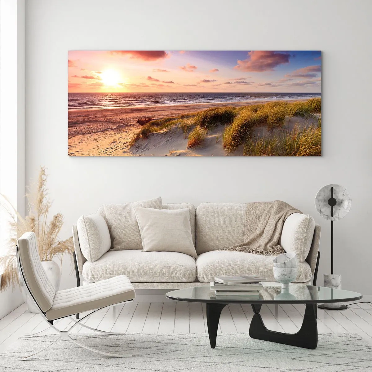 Glasbild - Bild auf glas - Ein grasbewachsener Strand und ein Sonnenuntergang über einem ruhigen Meer - 120x50cm - Die Luft riecht schon im Sommer - Moderne Wanddekoration für Wohnzimmer und Schlafzimmer ARTTOR