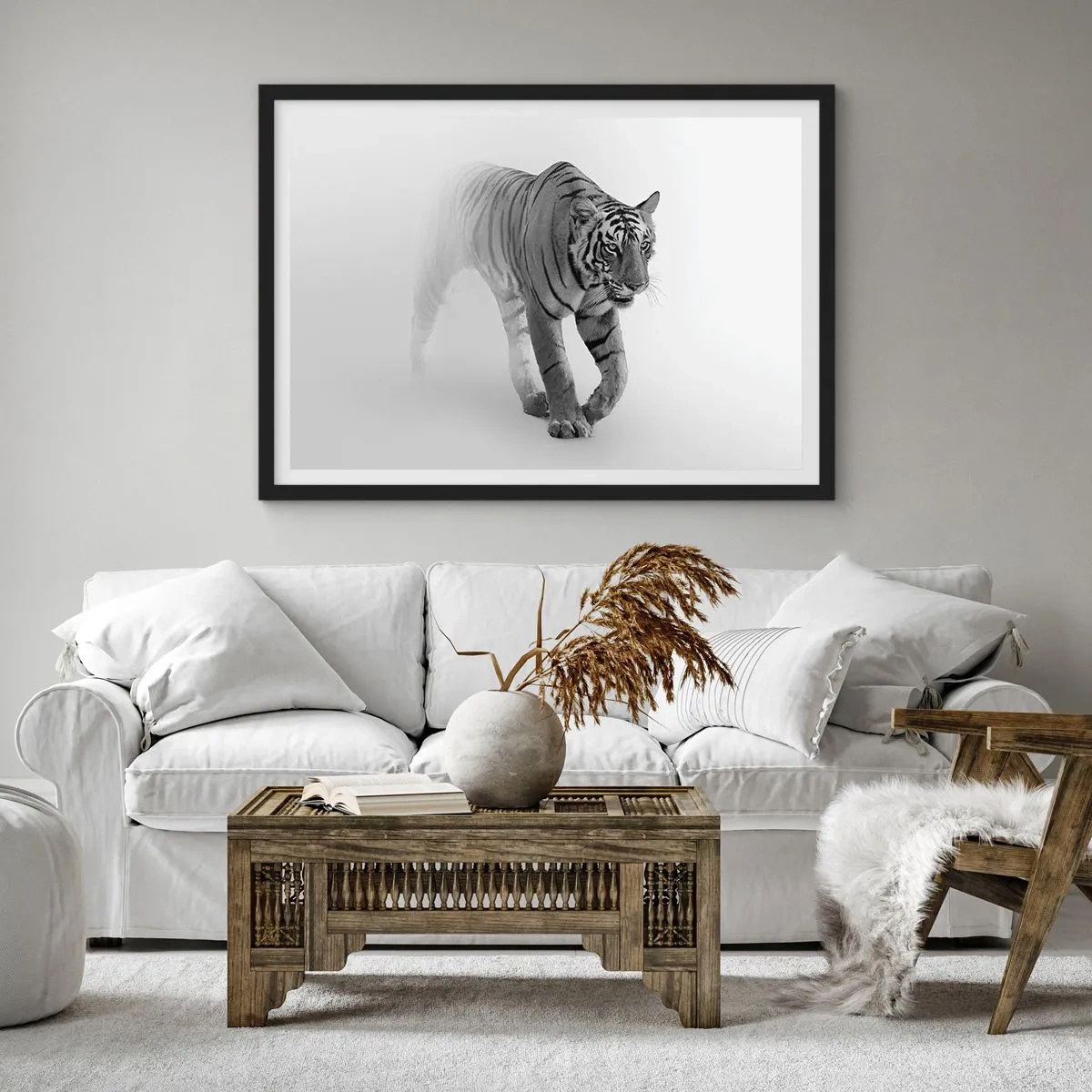 Poster in einem schwarzem Rahmen - Ein Tiger taucht aus dem Nebel auf - 70x50cm - Im Nebel gelauert - Moderne Wanddekoration für Wohnzimmer und Schlafzimmer ARTTOR