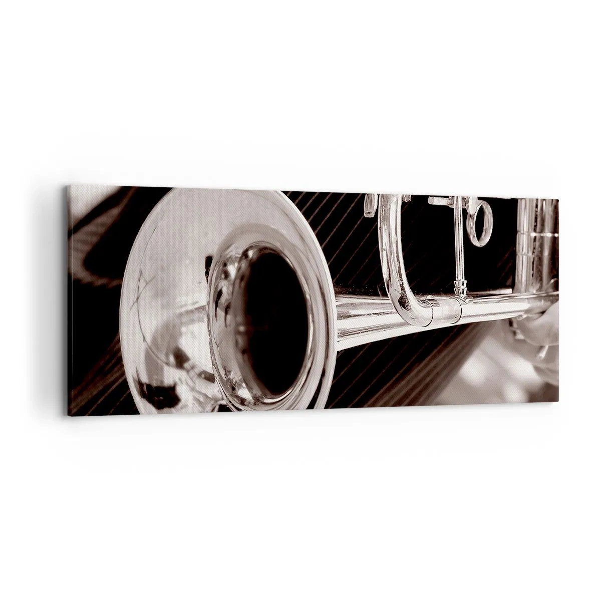 Bild auf Leinwand - Leinwandbild - Eine Nahaufnahme einer silbernen Trompete vor einem eleganten Stoffhintergrund. - 120x50cm - Eine musikalische Reise in die 1930er Jahre - Moderne Wanddekoration für Wohnzimmer und Schlafzimmer ARTTOR