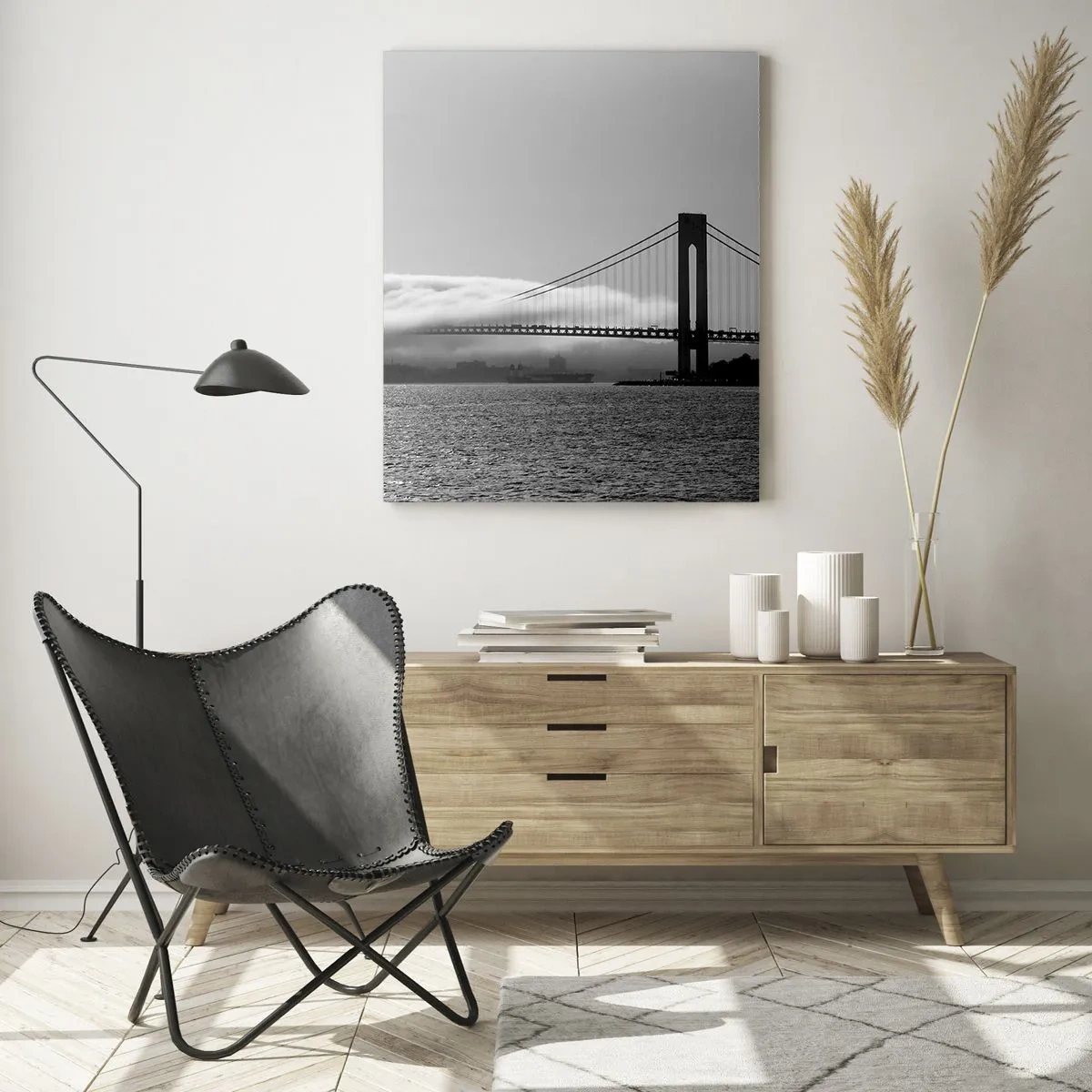 Glasbild - Bild auf glas - Eine Brücke über Wasser, eingehüllt in Nebel in einer Schwarz-Weiß-Aufnahme - 80x120cm - Segeln durch das Goldene Tor - Moderne Wanddekoration für Wohnzimmer und Schlafzimmer ARTTOR