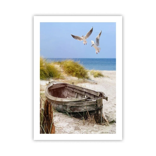 Poster - Ein altes Boot am Strand mit Möwen im Hintergrund - 50x70cm - In Wind gebadet - Moderne Wanddekoration für Wohnzimmer und Schlafzimmer ARTTOR