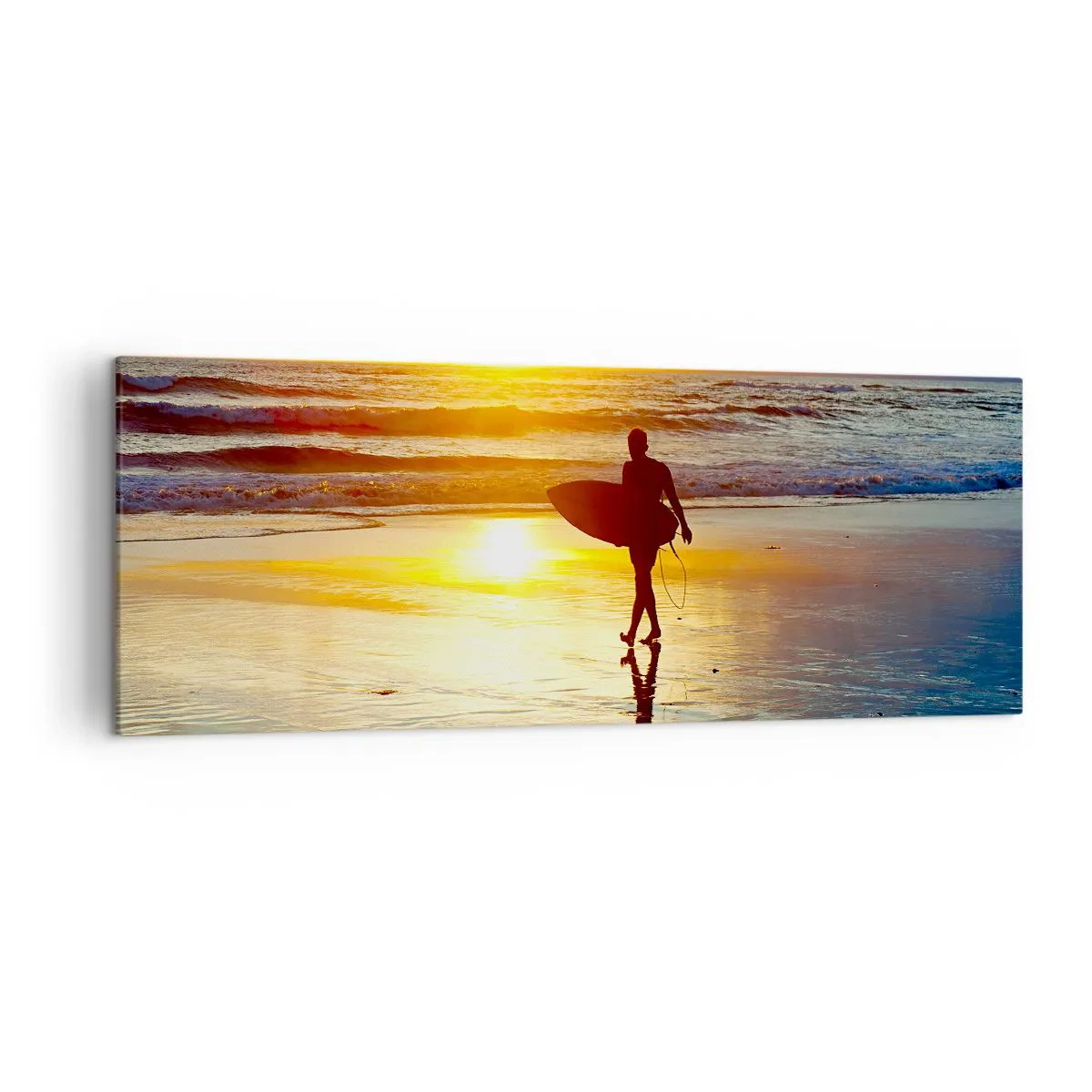 Bild auf Leinwand - Leinwandbild - Ein Surfer geht bei Sonnenuntergang mit einem Brett in der Hand am Strand spazieren. - 140x50cm - Die Rückkehr des Kriegers - Moderne Wanddekoration für Wohnzimmer und Schlafzimmer ARTTOR