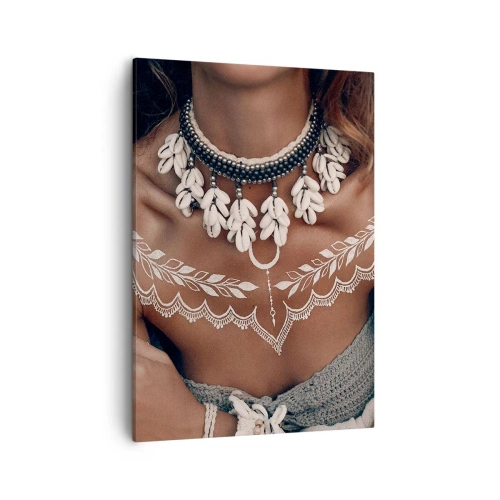 Bild auf Leinwand - Leinwandbild - Boho-Style mit Muschelschmuck und Lochmuster - 50x70cm - Talismane, Rituale der Weiblichkeit - Moderne Wanddekoration für Wohnzimmer und Schlafzimmer ARTTOR