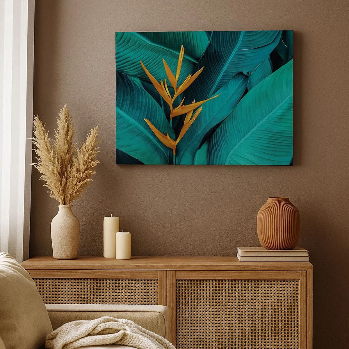 Bild auf Leinwand - Leinwandbild - Eine exotische Blume vor einem Hintergrund aus Bananenblättern in Türkistönen. - 70x50cm - Eden-Blume - Moderne Wanddekoration für Wohnzimmer und Schlafzimmer ARTTOR