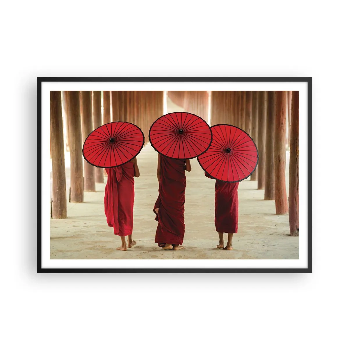Poster in einem schwarzem Rahmen - Drei Mönche mit roten Regenschirmen in traditioneller Architektur - 100x70cm - Auf dem Weg ins Reine Land - Moderne Wanddekoration für Wohnzimmer und Schlafzimmer ARTTOR