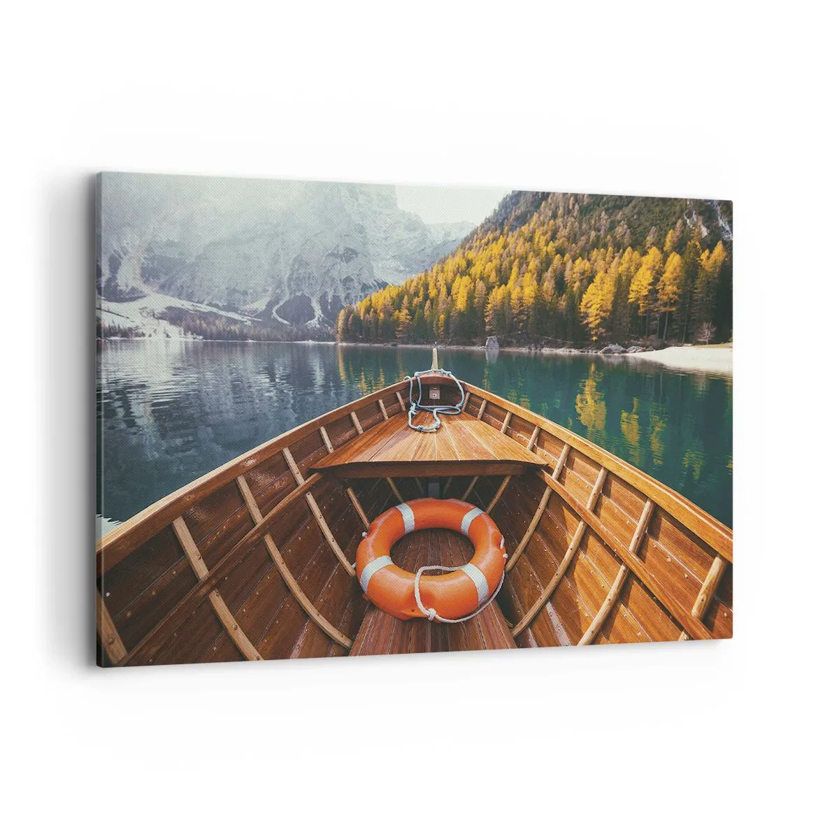 Bild auf Leinwand - Leinwandbild - Ein Holzboot auf einem von Wald umgebenen Bergsee - 100x70cm - Bergreise - Moderne Wanddekoration für Wohnzimmer und Schlafzimmer ARTTOR