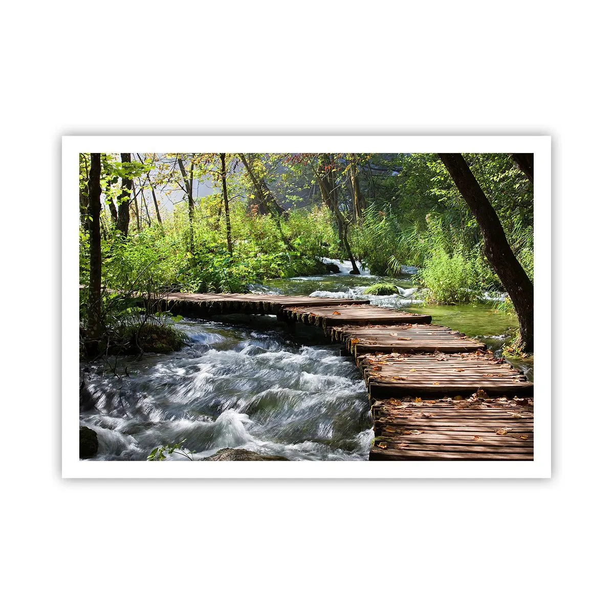 Poster - Eine Holzbrücke über einen rauschenden Bach, umgeben vom Grün des Waldes. - 100x70cm - Über der schaumigen Kaskade - Moderne Wanddekoration für Wohnzimmer und Schlafzimmer ARTTOR