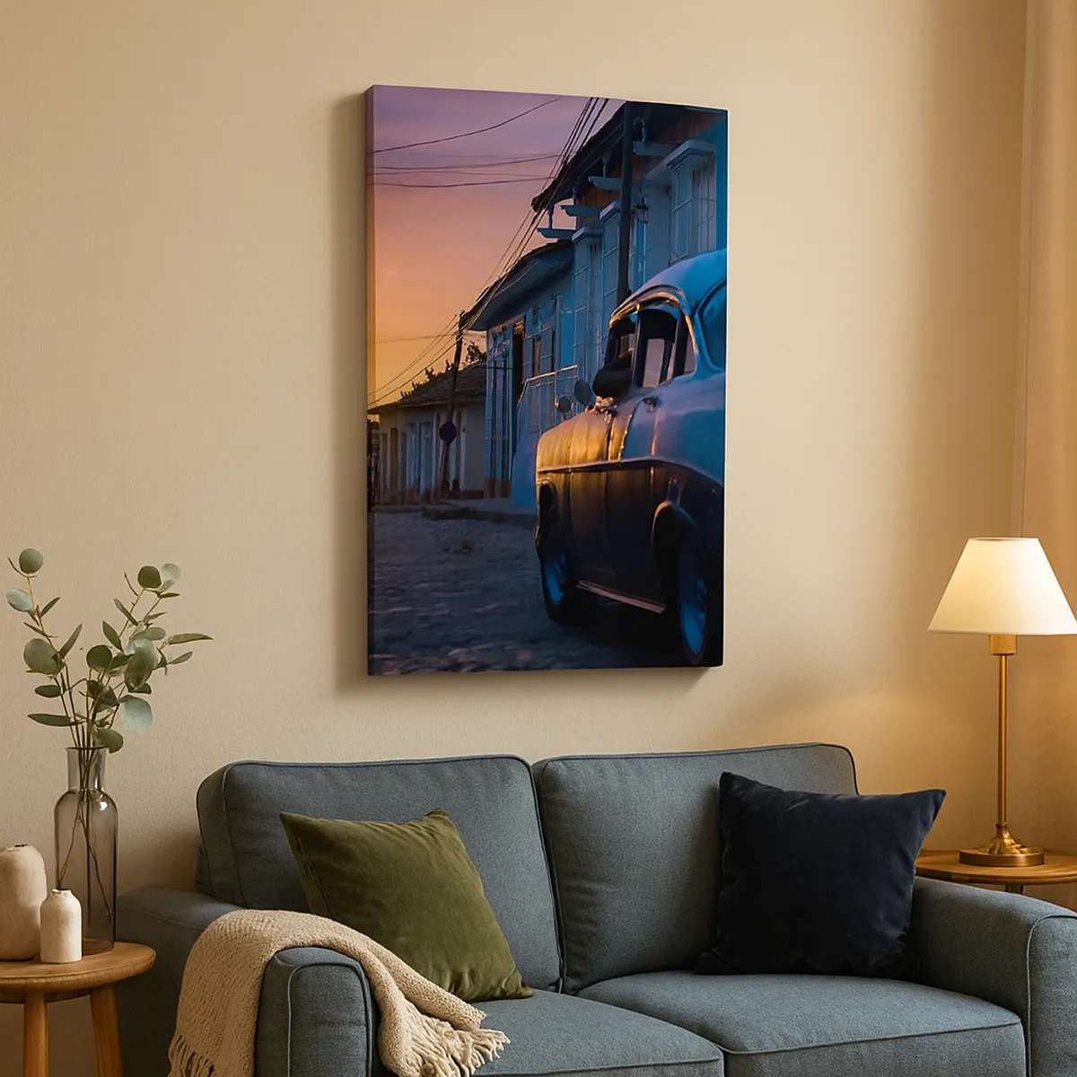 Bild auf Leinwand - Leinwandbild - Retro-Auto und Fahrrad auf der Straße im Licht der untergehenden Sonne - 50x70cm - Hier vergeht die Zeit - Moderne Wanddekoration für Wohnzimmer und Schlafzimmer ARTTOR