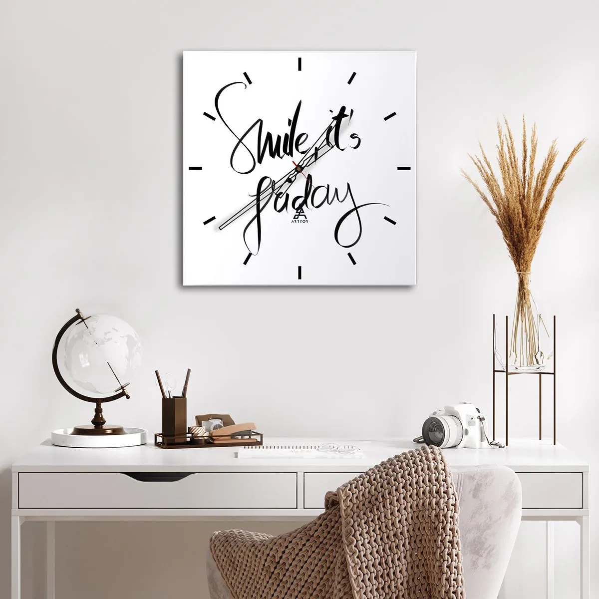 Wanduhr - Glasuhr - Schwarz-weißer Schriftzug Smile, it's Friday - 30x30cm - Echte Freude - Moderne Wanddekoration für Wohnzimmer und Schlafzimmer ARTTOR