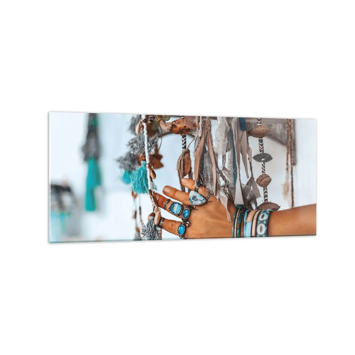 Glasbild - Bild auf glas - Eine mit Boho-Schmuck geschmückte Hand mit Dekorationen im Hintergrund - 120x50cm - Lokale Schätze - Moderne Wanddekoration für Wohnzimmer und Schlafzimmer ARTTOR