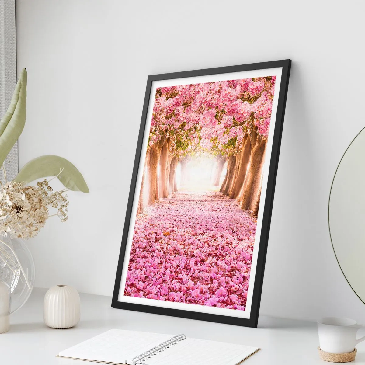 Poster in einem schwarzem Rahmen - Eine Kirschbaumallee mit einem rosa Blütenteppich - 50x70cm - Der Weg ins Paradies - Moderne Wanddekoration für Wohnzimmer und Schlafzimmer ARTTOR