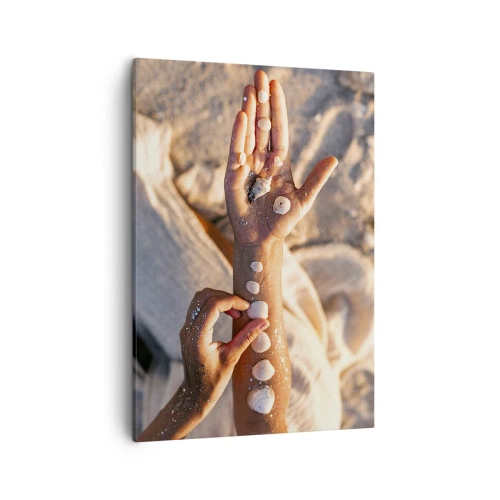 Bild auf Leinwand - Leinwandbild - Hände mit Muscheln auf dem Sandhintergrund angeordnet - 50x70cm - Schönheit an Ihren Fingerspitzen - Moderne Wanddekoration für Wohnzimmer und Schlafzimmer ARTTOR