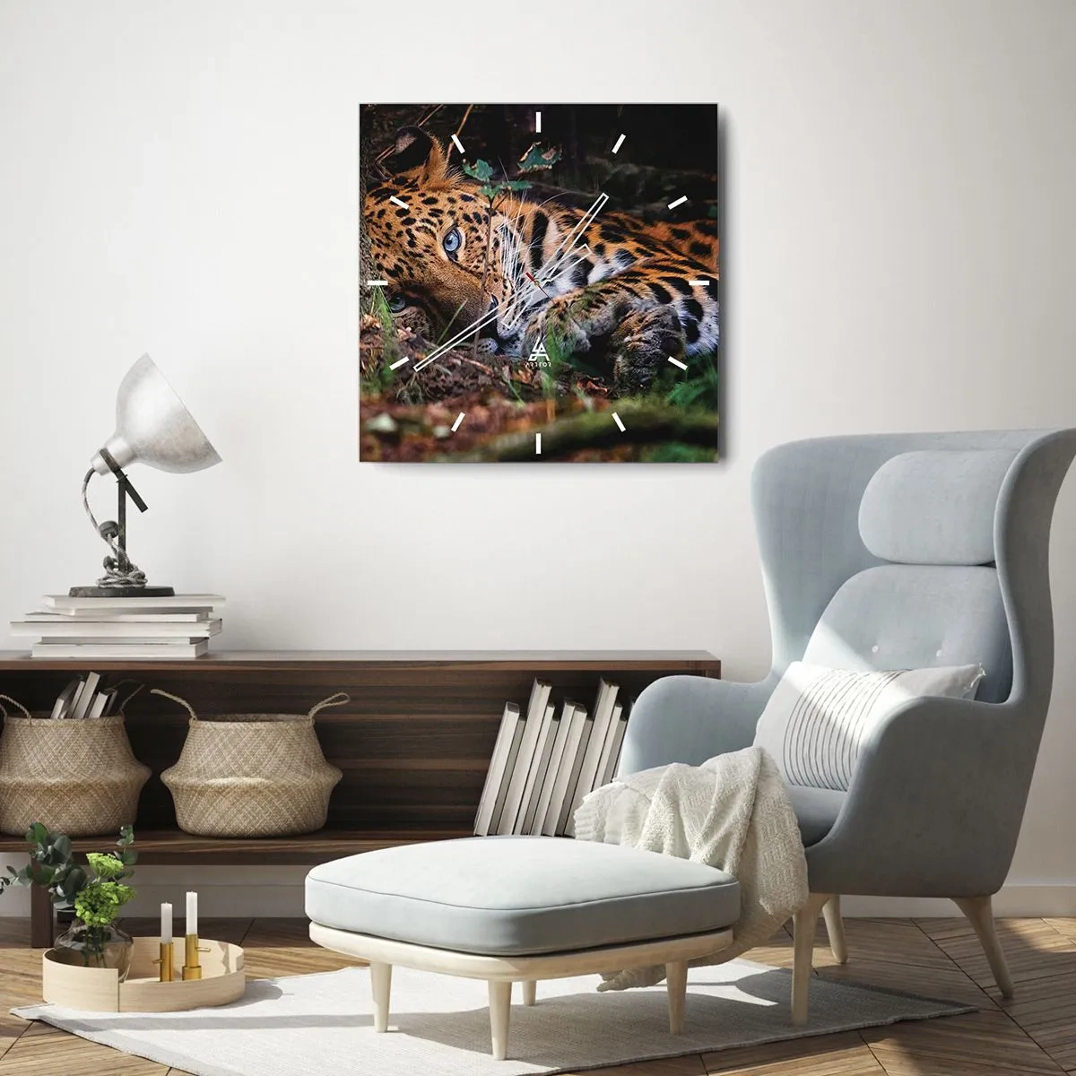 Wanduhr - Glasuhr - Ein Leopard, der im Schatten der Bäume liegt - 30x30cm - Vertrau mir - Moderne Wanddekoration für Wohnzimmer und Schlafzimmer ARTTOR