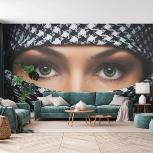 Fototapete Premium Sand - Die grünen Augen einer Frau, umrahmt von einem schwarz-weißen Stoffmuster - 100x70cm - Ein Porträt einer verschleierten grünäugigen Schönheit - Moderne Wanddekoration für Wohnzimmer und Schlafzimmer ARTTOR