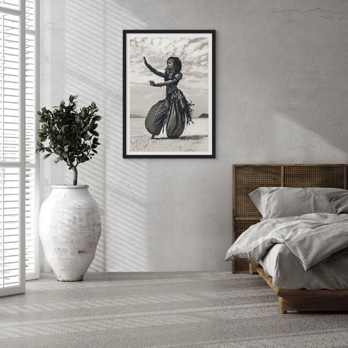 Poster in einem schwarzem Rahmen - Eine ethnische Tänzerin vor einer Wüstenlandschaft - 50x70cm - Der Tanz der südlichen Inseln - Moderne Wanddekoration für Wohnzimmer und Schlafzimmer ARTTOR