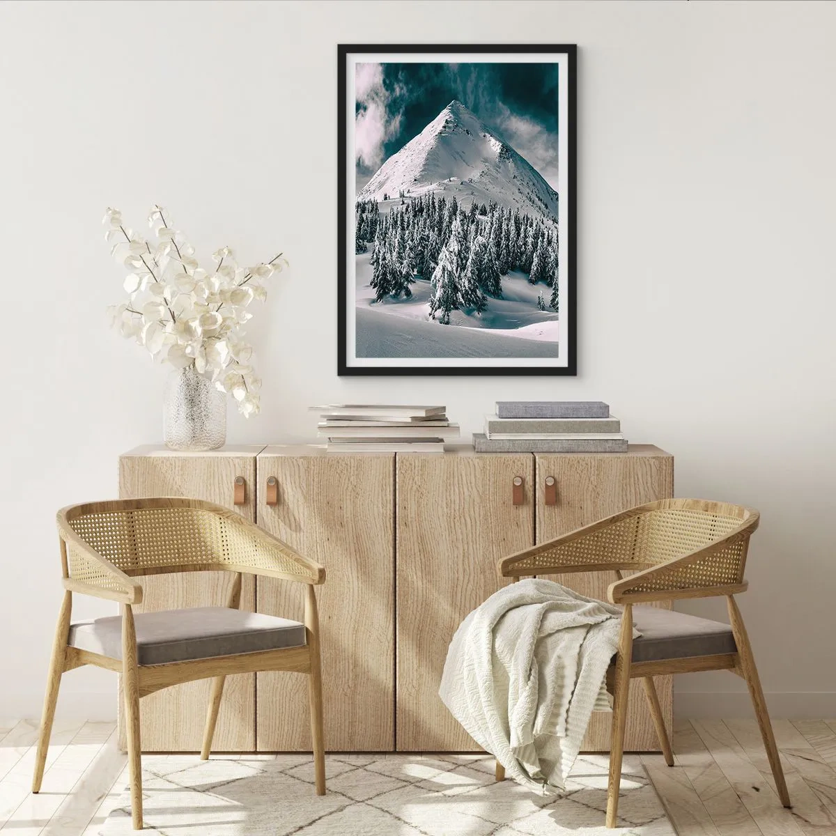 Poster in einem schwarzem Rahmen - Winterliche Berglandschaft mit schneebedeckten Bäumen - 50x70cm - Das Land aus Schnee und Eis - Moderne Wanddekoration für Wohnzimmer und Schlafzimmer ARTTOR