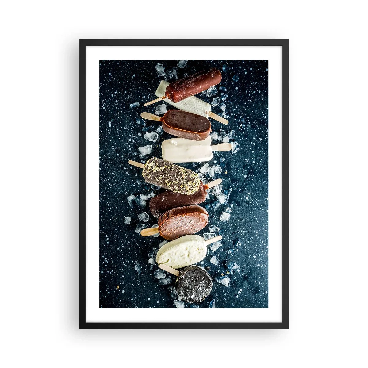 Poster in einem schwarzem Rahmen - Verschiedene Eis am Stiel, umgeben von Eis vor einem dunklen Himmel - 50x70cm - Geschmack des heißen Sommers - Moderne Wanddekoration für Wohnzimmer und Schlafzimmer ARTTOR