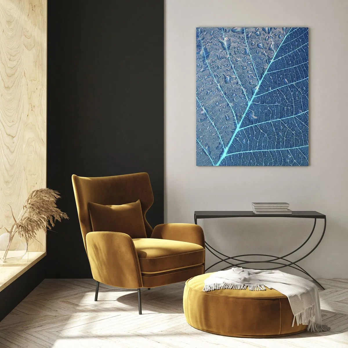 Glasbild - Bild auf glas - Makrofotografie eines Blattes mit Wassertropfen in Blautönen - 50x70cm - Leben in Blau - Moderne Wanddekoration für Wohnzimmer und Schlafzimmer ARTTOR