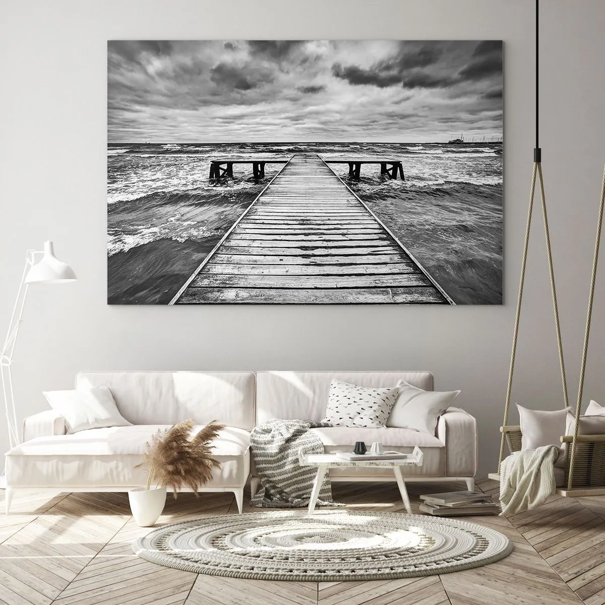 Glasbild - Bild auf glas - Ein schwarz-weißer Steg inmitten rauer Wellen - 70x50cm - Ich warte darauf, dass der Wind wegjagt... - Moderne Wanddekoration für Wohnzimmer und Schlafzimmer ARTTOR