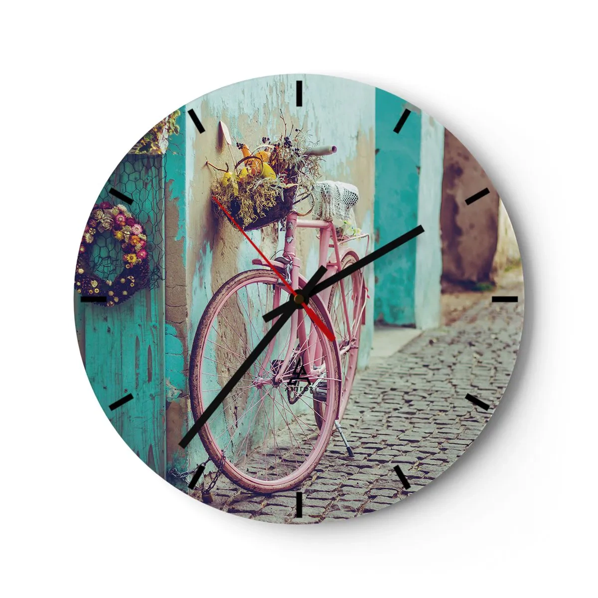 Wanduhr - Glasuhr - Ein rosa Fahrrad neben einer türkisfarbenen Wand auf einer Kopfsteinpflasterstraße - 30x30cm - Ich komme gleich wieder - Moderne Wanddekoration für Wohnzimmer, Küche und Schlafzimmer ARTTOR