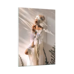 Glasbild - Bild auf glas - Eine Frau im Boho-Stil vor dem Hintergrund einer hellen Wand und Pflanzenschatten - 50x70cm - Die Sonne und das Mädchen - Moderne Wanddekoration für Wohnzimmer und Schlafzimmer ARTTOR