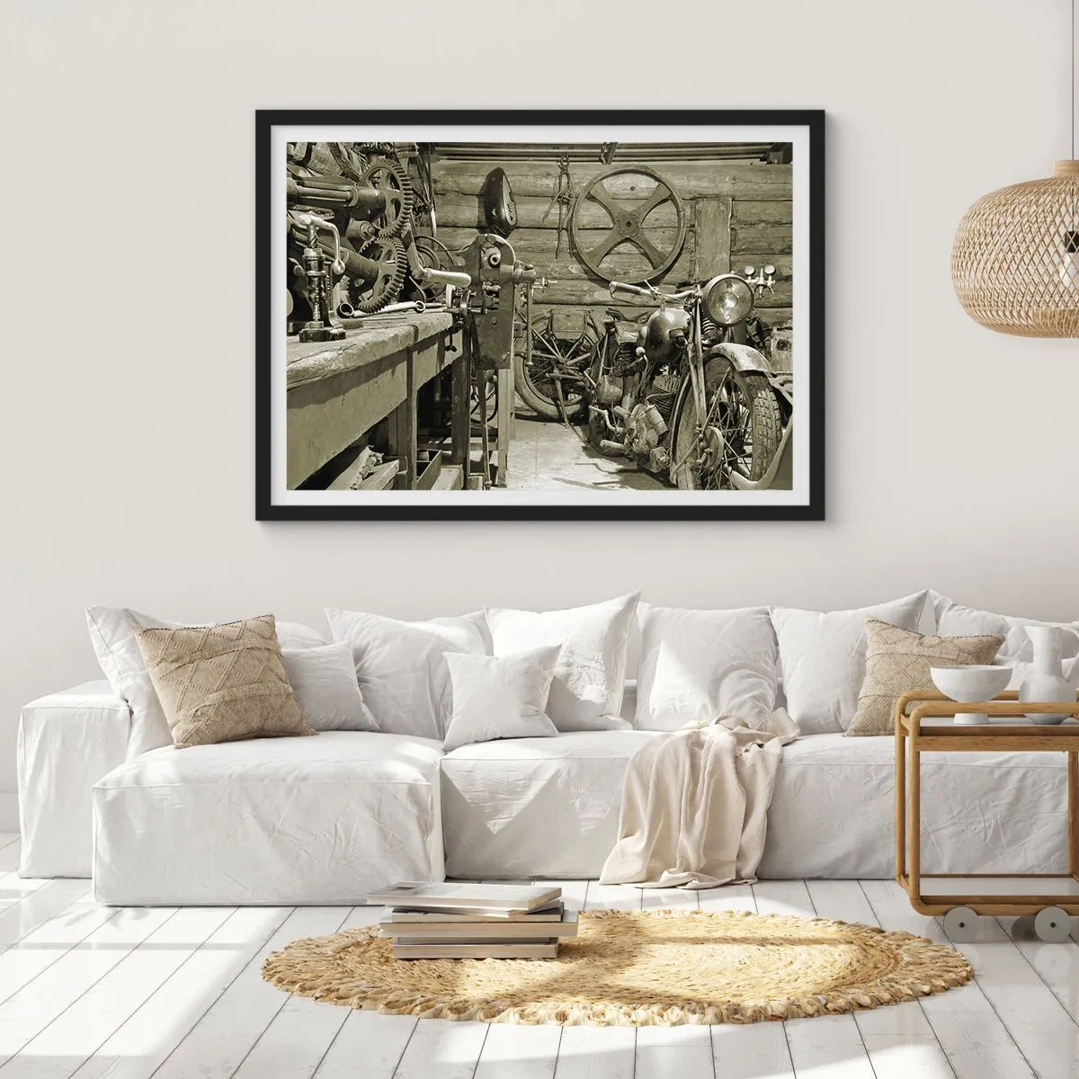 Poster in einem schwarzem Rahmen - Retro-Werkstatt mit Motorrädern und Werkzeug - 100x70cm - Im Schuppen von Onkel Władek - Moderne Wanddekoration für Wohnzimmer und Schlafzimmer ARTTOR