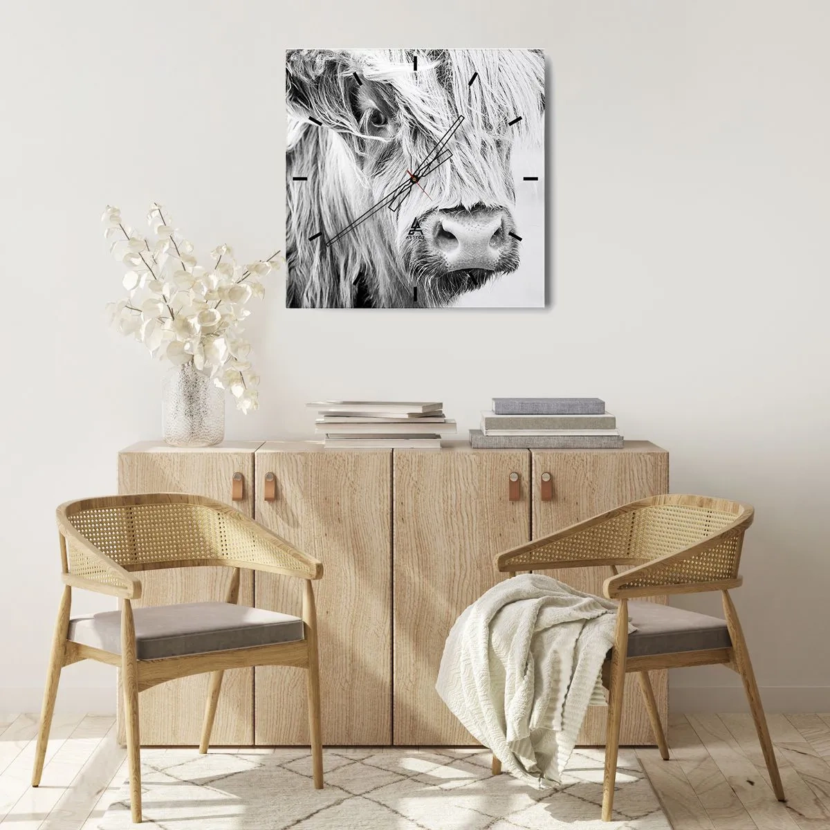 Wanduhr - Glasuhr - Porträt einer schottischen Kuh in Schwarz und Weiß - 30x30cm - Schottische Wildheit - Moderne Wanddekoration für Wohnzimmer und Schlafzimmer ARTTOR
