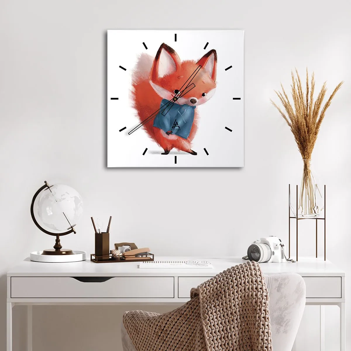 Wanduhr - Glasuhr - Ein süßer Fuchs im blauen Anzug - 30x30cm - Steht mir das gut? - Moderne Wanddekoration für Wohnzimmer und Schlafzimmer ARTTOR