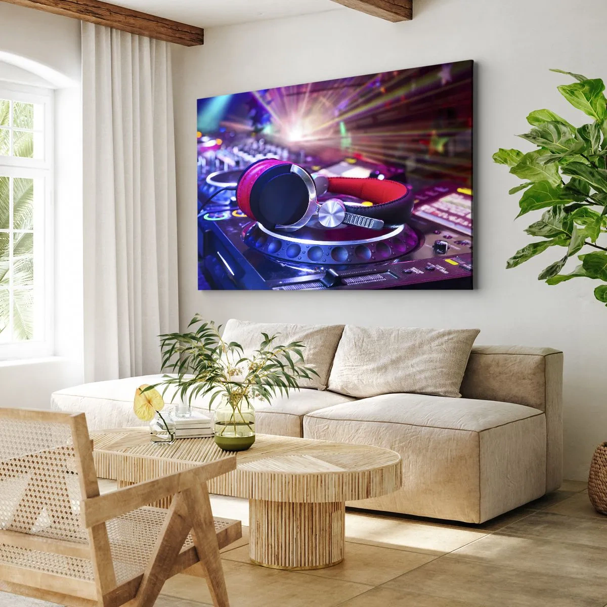 Bild auf Leinwand - Leinwandbild - DJ-Kopfhörer auf einer Konsole, die von Scheinwerfern auf einer Party beleuchtet wird - 100x70cm - Es wird, es wird passieren - Moderne Wanddekoration für Wohnzimmer und Schlafzimmer ARTTOR