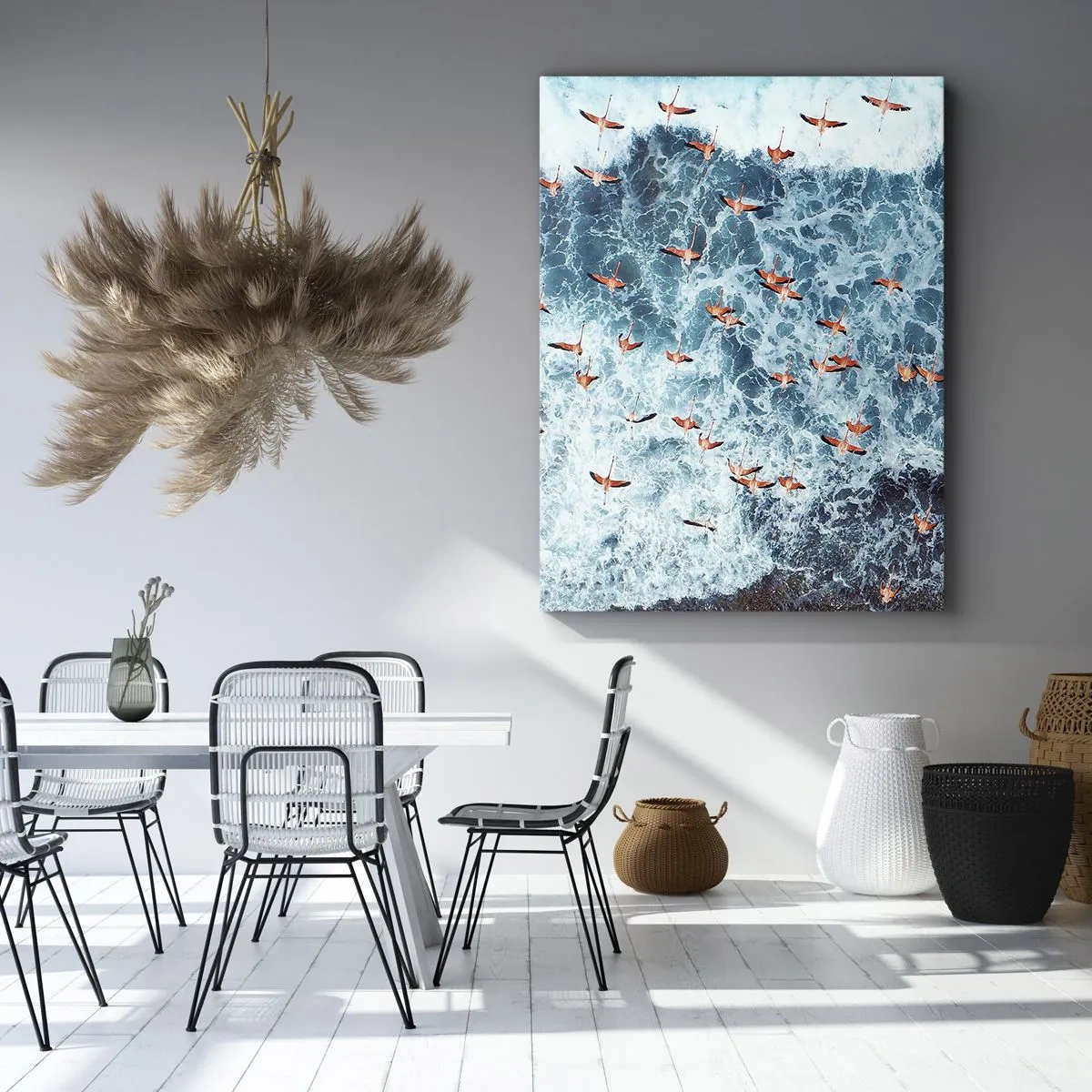 Bild auf Leinwand - Leinwandbild - Eine Vogelperspektive auf rosa Flamingos über einem blauen Ozean - 70x100cm - Die Küstenparade - Moderne Wanddekoration für Wohnzimmer und Schlafzimmer ARTTOR