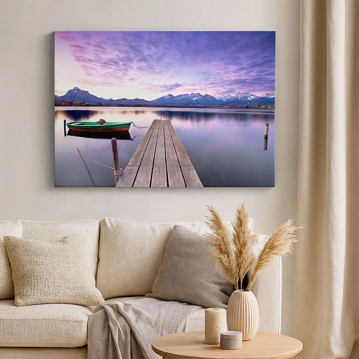 Bild auf Leinwand - Leinwandbild - Ein Holzsteg mit einem Boot auf einem von Bergen umgebenen See bei Sonnenuntergang - 70x50cm - Freundliche Stille - Moderne Wanddekoration für Wohnzimmer und Schlafzimmer ARTTOR
