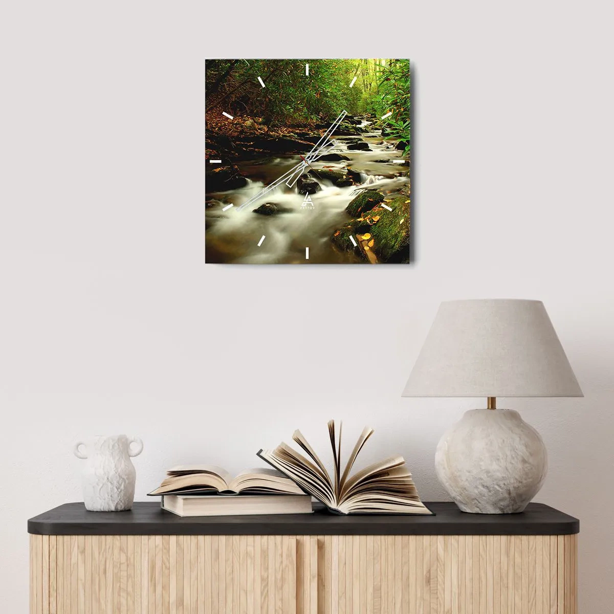 Wanduhr - Glasuhr - Ein Waldbach, der zwischen Steinen fließt, umgeben von Grün - 30x30cm - Wie flüssiges Silber - Moderne Wanddekoration für Wohnzimmer und Schlafzimmer ARTTOR