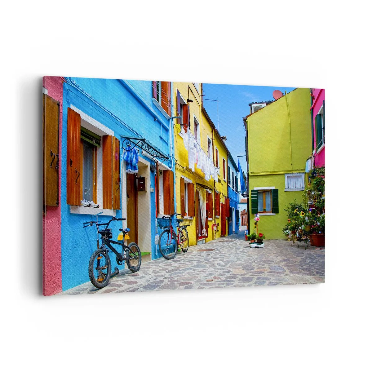 Bild auf Leinwand - Leinwandbild - Eine farbenfrohe Straße mit Fahrrädern zwischen pastellfarbenen Gebäuden - 120x80cm - Pastell, süße Gasse - Moderne Wanddekoration für Wohnzimmer und Schlafzimmer ARTTOR