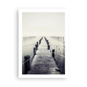 Poster - Eine Holzbrücke, die in eine neblige Wasserfläche führt - 50x70cm - Tauchen Sie in Ruhe ein - Moderne Wanddekoration für Wohnzimmer und Schlafzimmer ARTTOR