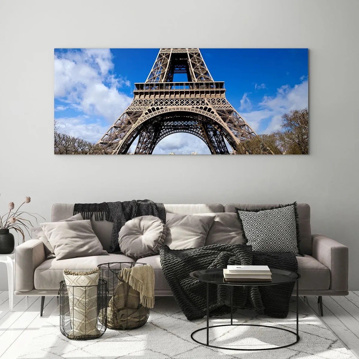 Glasbild - Bild auf glas - Der Eiffelturm vor dem Hintergrund eines blauen Himmels und eines grünen Parks - 160x50cm - Ganz Paris zu ihren Füßen - Moderne Wanddekoration für Wohnzimmer und Schlafzimmer ARTTOR