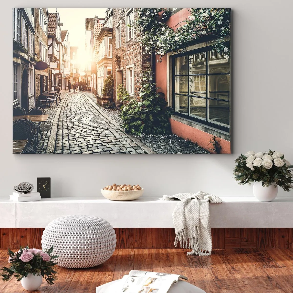 Bild auf Leinwand - Leinwandbild - Eine charmante Straße mit Steinpflaster und Blumen - 100x70cm - Rosenallee im rosa Schein - Moderne Wanddekoration für Wohnzimmer und Schlafzimmer ARTTOR