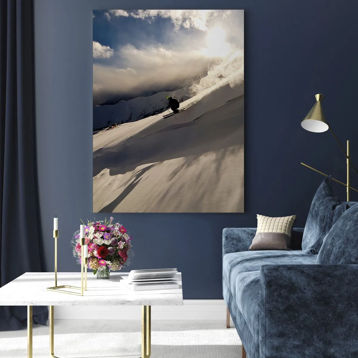 Glasbild - Bild auf glas - Ein Skifahrer auf einer Piste, umgeben von Bergen und Schnee - 80x120cm - Bergherausforderung angenommen - Moderne Wanddekoration für Wohnzimmer und Schlafzimmer ARTTOR