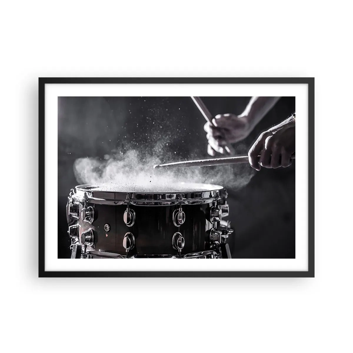 Poster in einem schwarzem Rahmen - Schlagen der Snare Drum mit Sticks mit Staubeffekt - 70x50cm - Der Puls der Musik - Moderne Wanddekoration für Wohnzimmer und Schlafzimmer ARTTOR